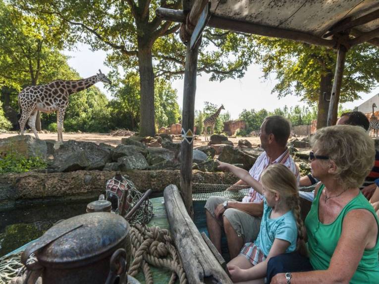 Familie in Boot auf Sambesi-Fahrt im Zoo Hannover.